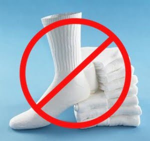 evită purtarea șosetelor albe
