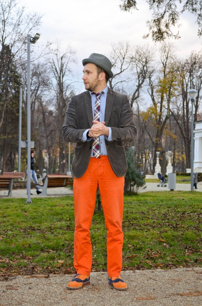 DSC_1729 Pantaloni Portocalii, Sacou Gri, Camasa Patratele Albastre, Pantofi Piele, Cravata