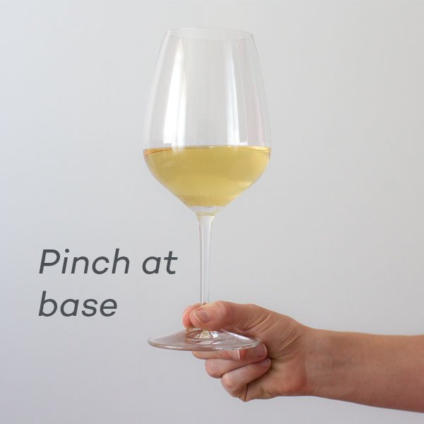 Cum se degusta vinul 3 Hold-Glass-At-Base