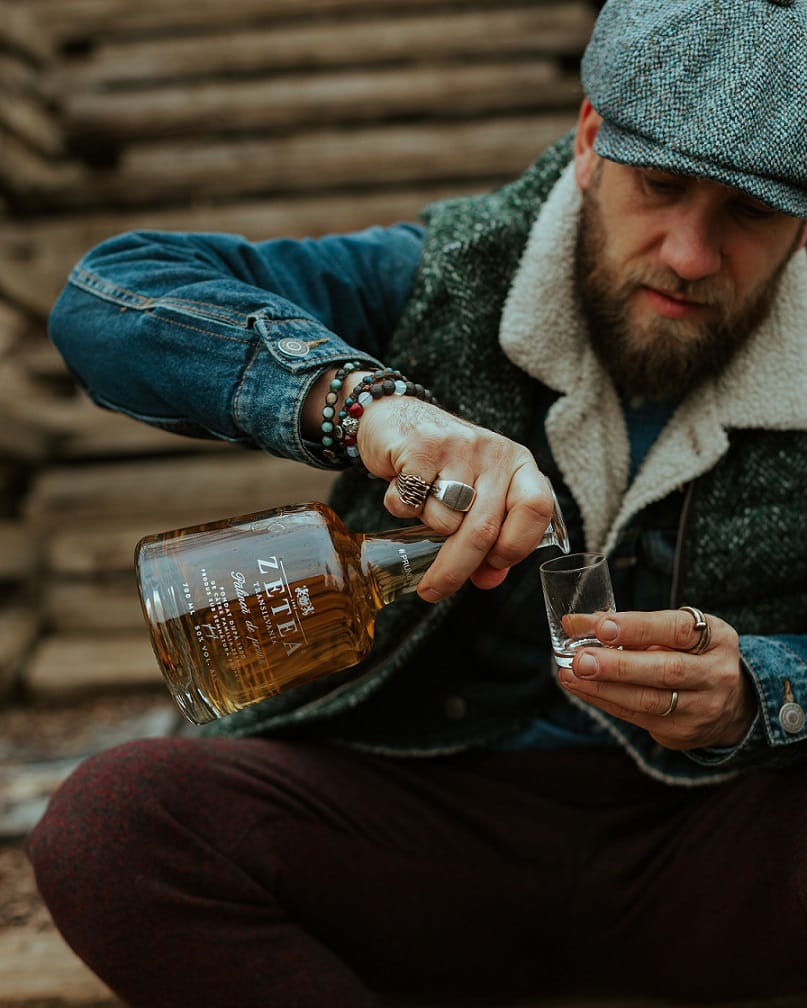 Cadouri bărbați și idei care se pot face 3 Palinca De Prune Zetea Stil Masculin